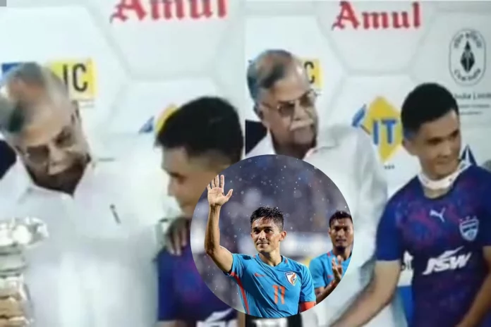Viral Video Governer La Ganesan slammed for pushing Sunil Chhetri for better photos Viral Video Governer La Ganesan slammed for pushing Sunil Chhetri for better photos