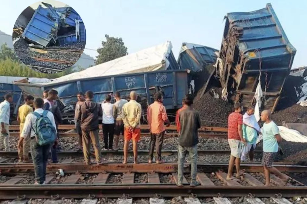 Gaya Koderma Train's engine drags a derailed wagon while 53 wagons already destroyed; People run in panic Watch Video