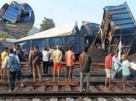 Gaya Koderma Train's engine drags a derailed wagon while 53 wagons already destroyed; People run in panic Watch Video
