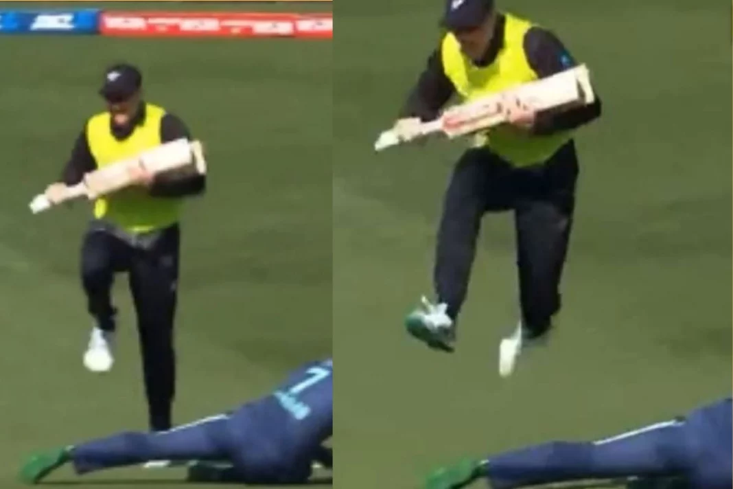 NZ vs PAK Awkward moment alert ! Martin Guptill jumps over Shadab Khan while running Watch Video