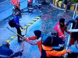 Viral Video Delivery boy and Security guard beat each other with sticks; Police arrests the duo