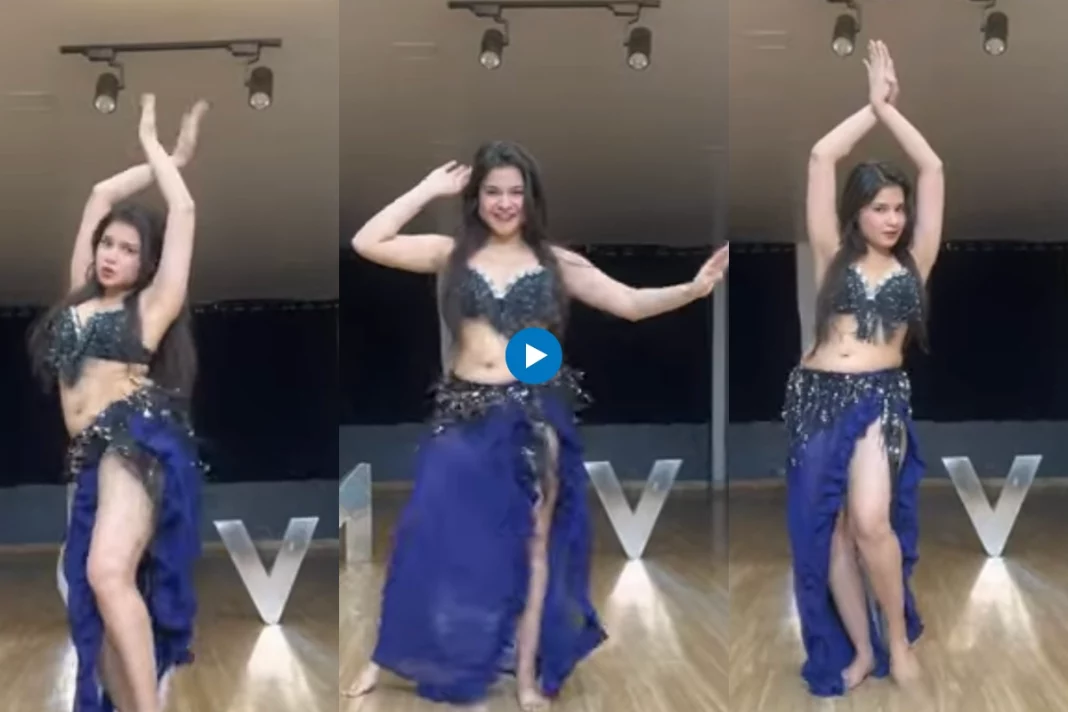 Girl belly dancing on the iconic 'Khwab Dekhe'