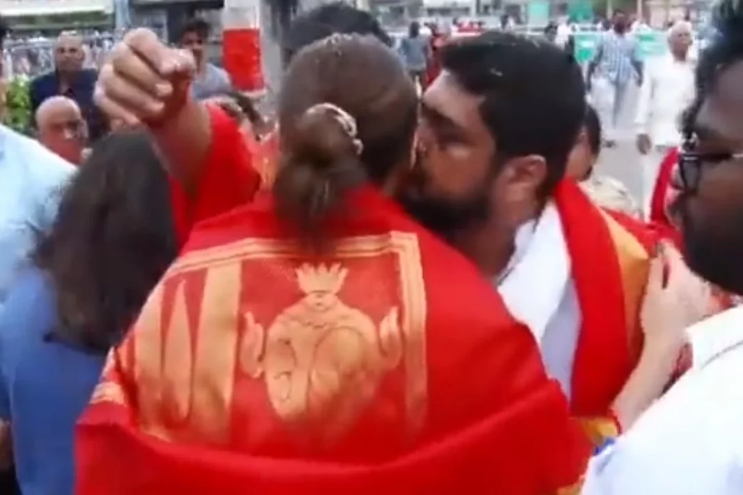 Om Raut kissing Kriti Sanon
