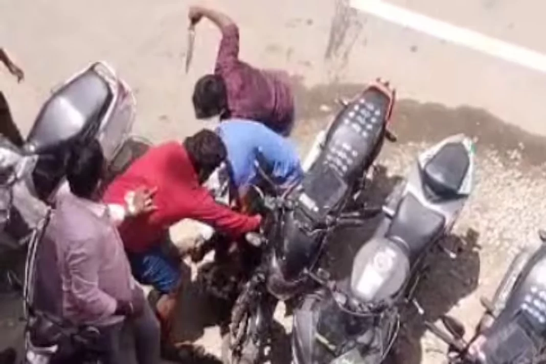 Man in Telangana attacked with knife in broad daylight.