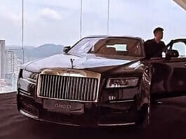 Chinese Billionaire pulls up his Rolls Royce to his 44th-floor flat using a crane, Details