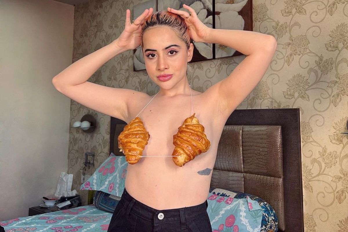 Uorfi Javed makes revealing appearance! Covers her modesty with croissants  bra; Netizens say 'fashion samajh nhi aya