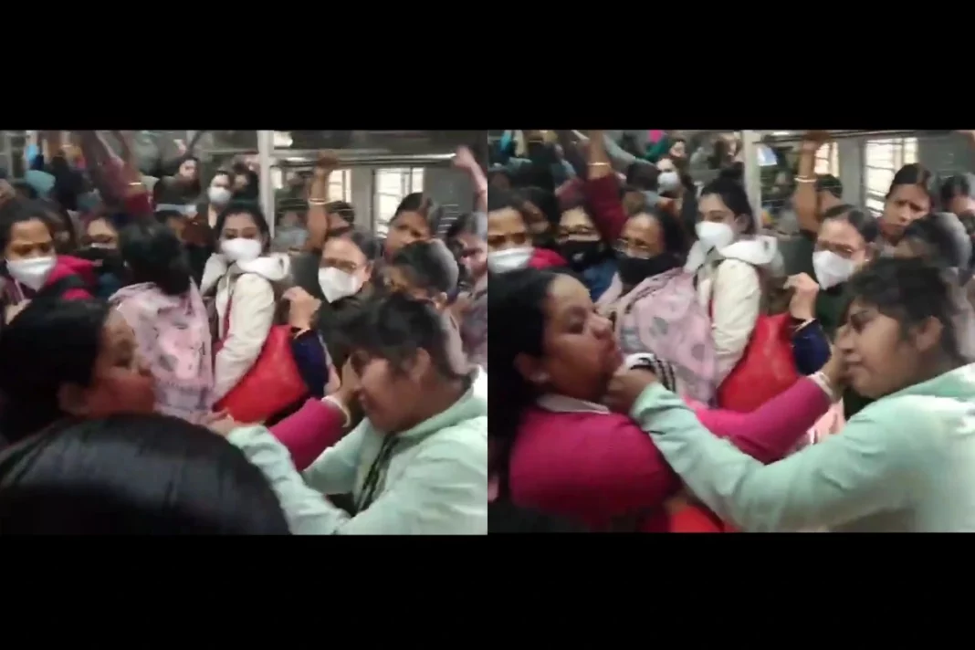 Viral Video: WWE on Mumbai Local Train! Two Women fight it out over seat; Watch