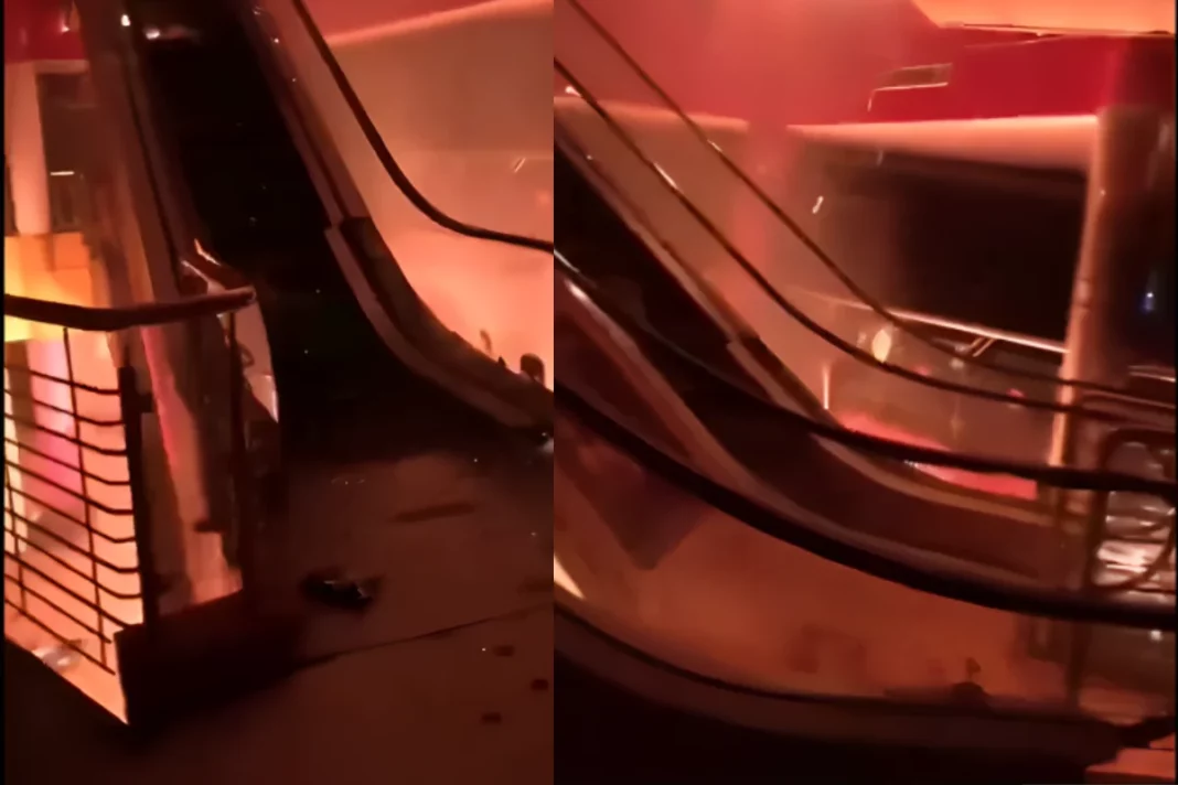 Fire Ravages Shopping Mall in Karachi