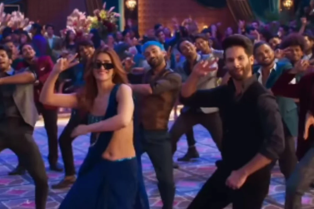 Laal Peeli Akhiyaan Song