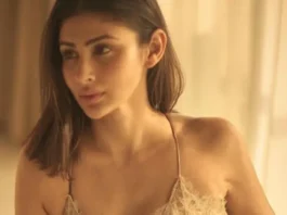 Mouni Roy (2)