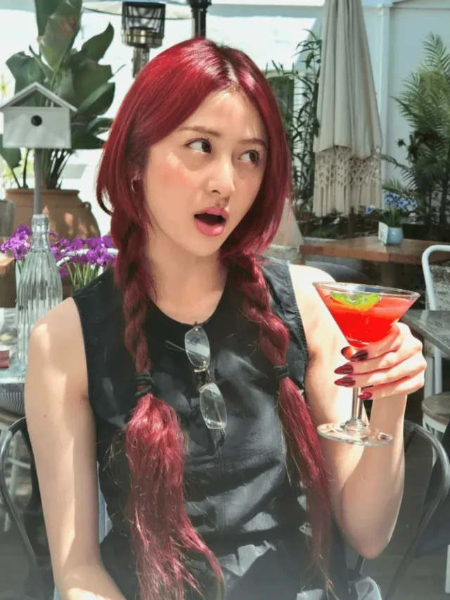 LE SSERAFIM Yunjin’s Adorable Avatar in Braided Red Hair