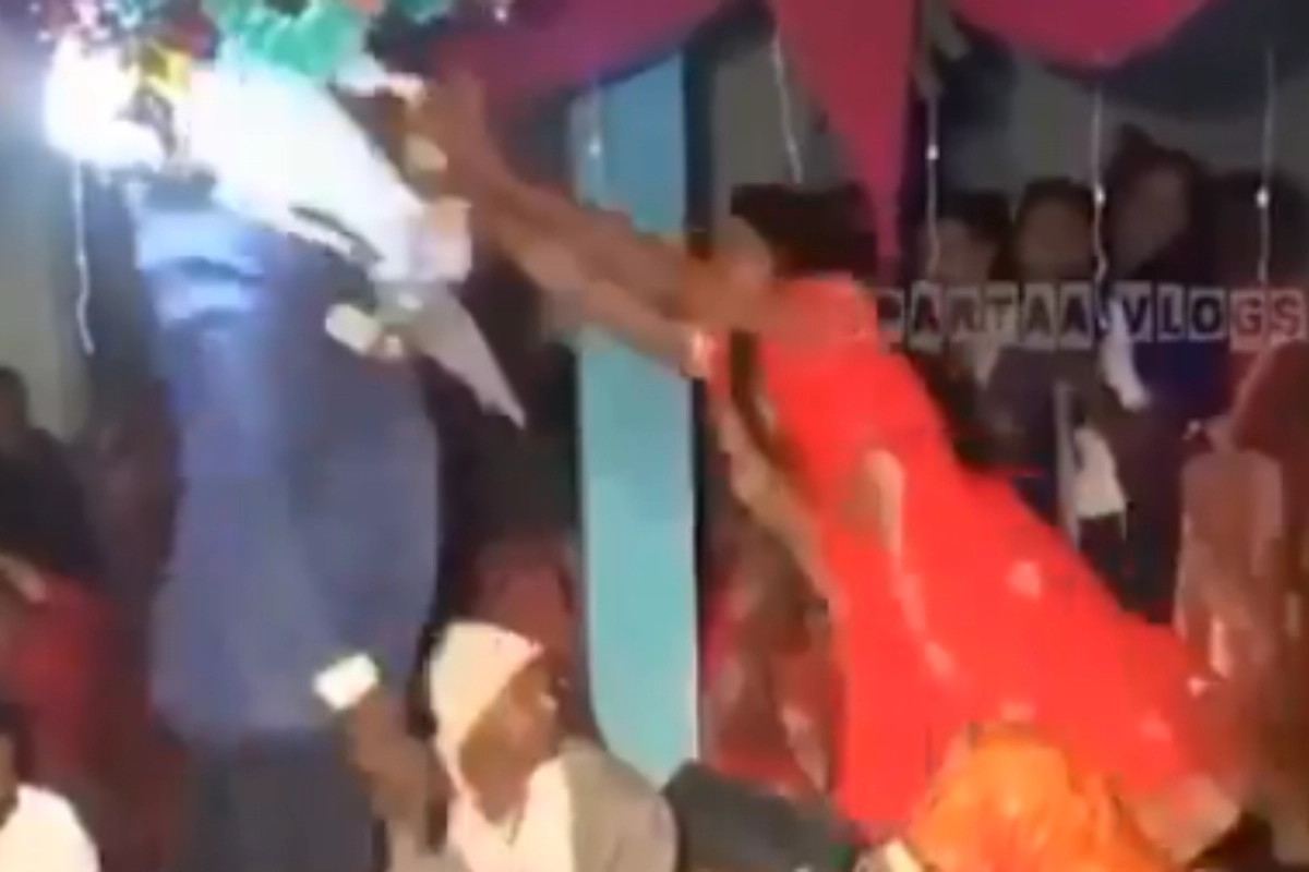 Bride Groom Viral Video: Groom’s Girlfriend Barges in, Tries to Put Varmala, Watch What Happens Next