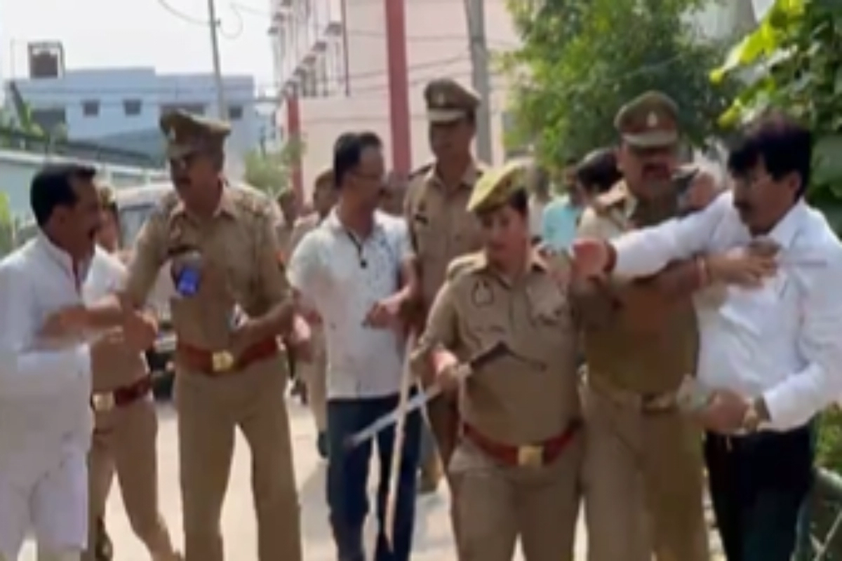 Lakhimpur Kheri Viral Video: Why? BJP MLA Yogesh Verma Slapped in Front of Police, Pulled by Collar During Election Row