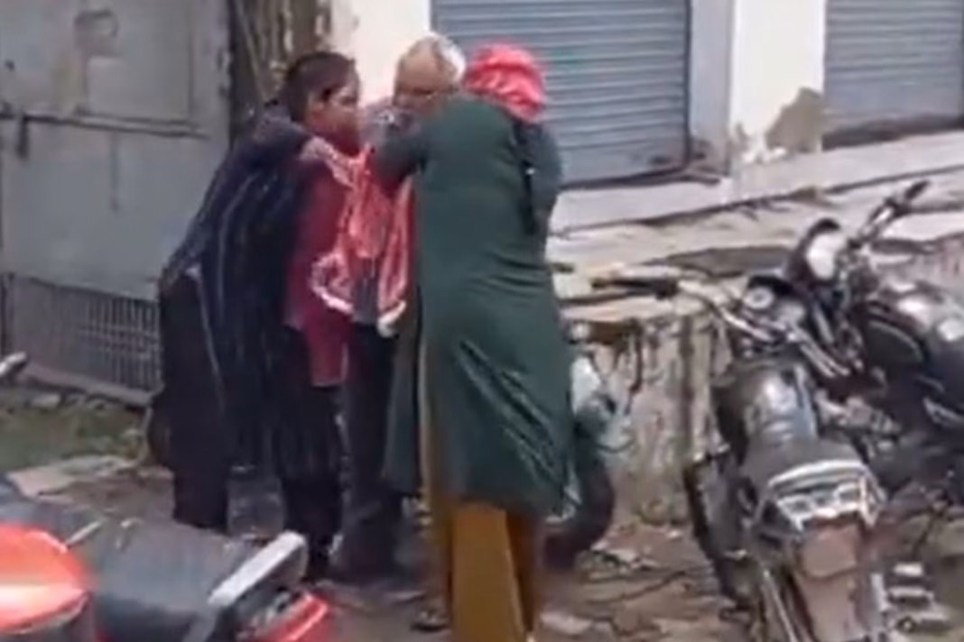 Hathras Viral Video Shameful! Daughters Beat Old Father In Public While Crowd Watches, Police Reacts