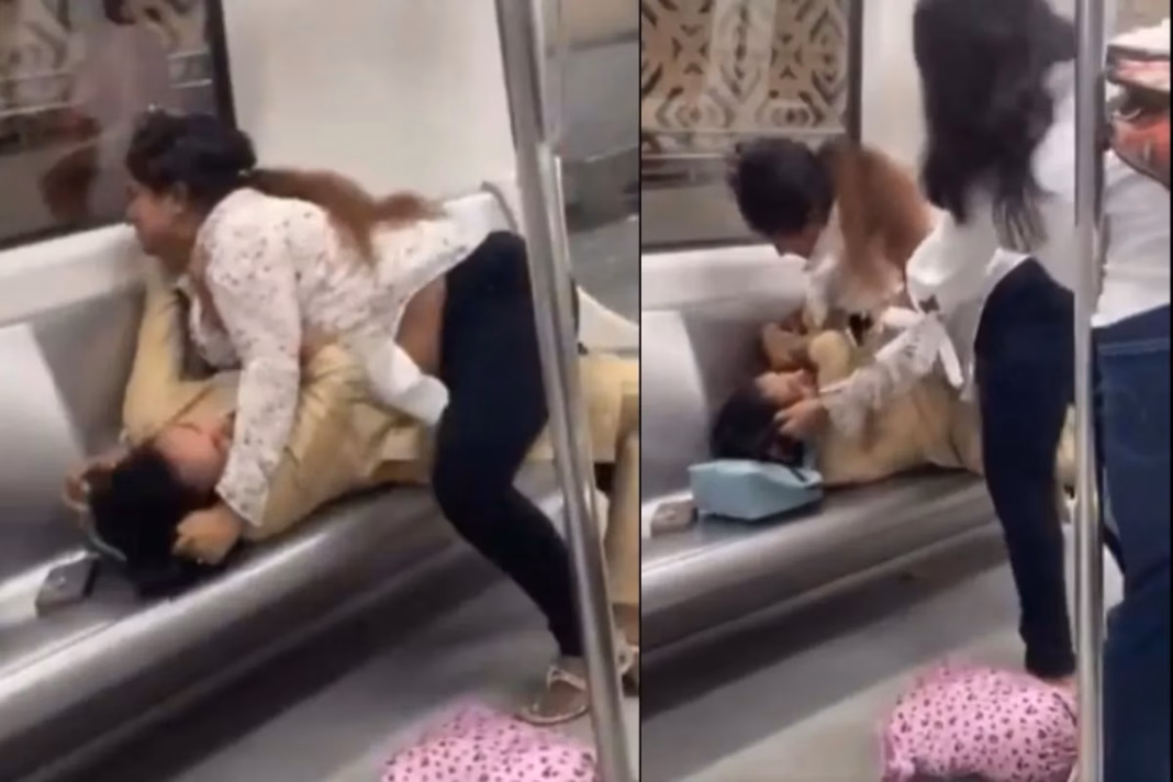 Delhi metro viral video