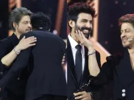 Filmfare 2025 - Shah Rukh Khan Hugs Kartik Aaryan