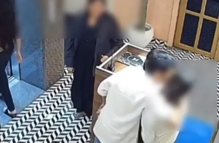 Jhansi Viral Video Businessman's Son kisses hotel receptionist