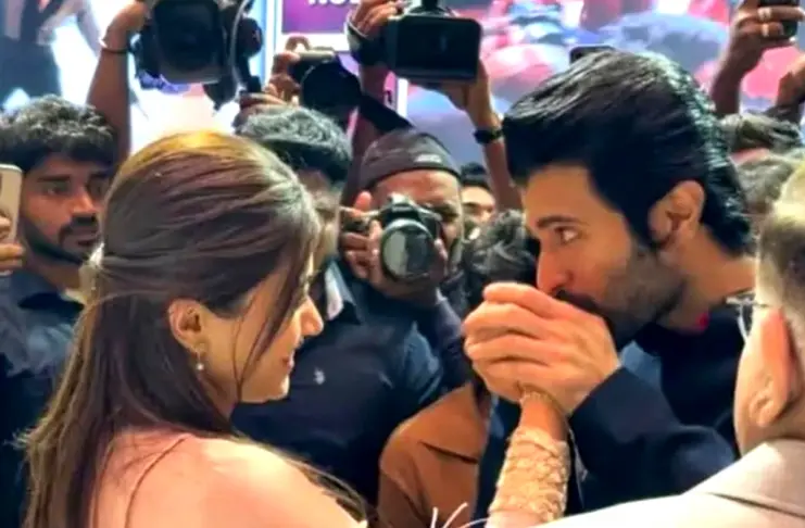 Rashmika Mandanna Viral Video Vijay Deverakonda Kisses Her Hand