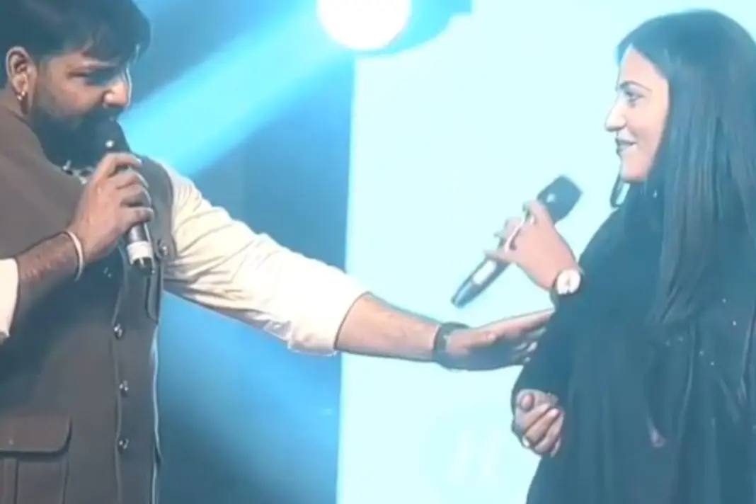 Pawan Singh Viral Video Proposing Female Host During Live Show