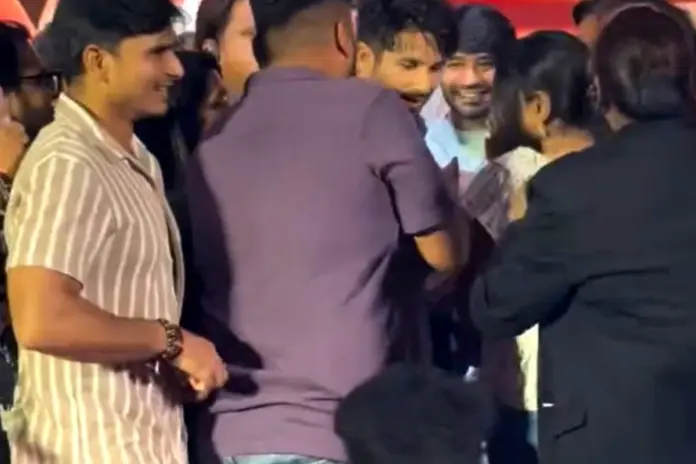 Shahid Kapoor Viral video mobbed at O Romeo Paan Ki Dukaan song launch event